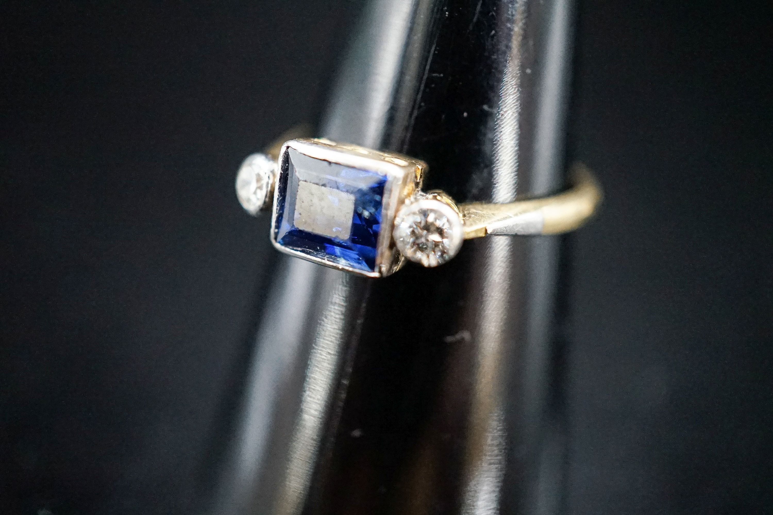 An 18ct & plat, single stone sapphire ring, with diamond set shoulders, size N/O, gross weight 2.9 grams.